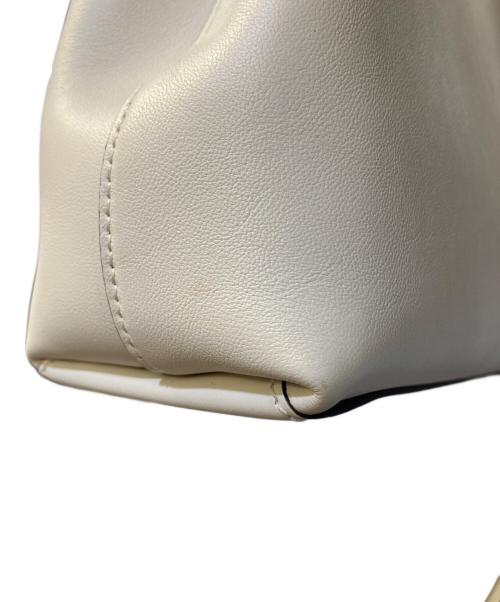 JIMMY CHOO（ジミーチュウ）JIMMY CHOO (ジミーチュウ) ボンボンスモールトートバッグ ホワイトの古着・服飾アイテム