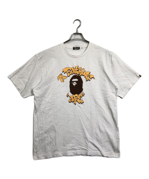 A BATHING APE（ア ベイシング エイプ）A BATHING APE (ア ベイシング エイプ) GRAFFITI COLLEGE TEE ホワイト サイズ:2XLの古着・服飾アイテム