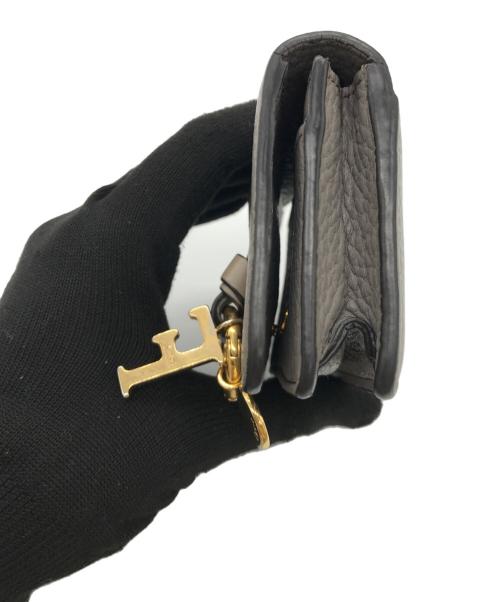 Chloe（クロエ）Chloe (クロエ) ALPHABET イニシャルチャーム付フラップデザイン レザーカードケース グレーの古着・服飾アイテム