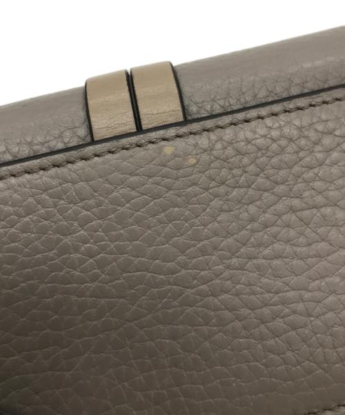 Chloe（クロエ）Chloe (クロエ) ALPHABET イニシャルチャーム付フラップデザイン レザーカードケース グレーの古着・服飾アイテム