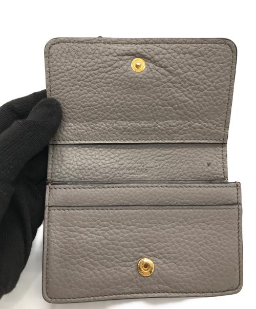 Chloe（クロエ）Chloe (クロエ) ALPHABET イニシャルチャーム付フラップデザイン レザーカードケース グレーの古着・服飾アイテム
