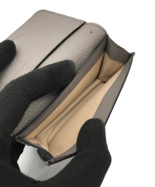 Chloe（クロエ）Chloe (クロエ) ALPHABET イニシャルチャーム付フラップデザイン レザーカードケース グレーの古着・服飾アイテム