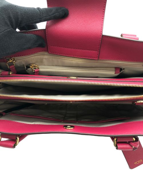 TUMI（トゥミ）TUMI (トゥミ) Saffiano Leather Varek Park Tote ショッキングピンクの古着・服飾アイテム