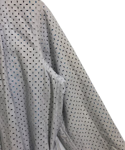 ISSEY MIYAKE（イッセイミヤケ）ISSEY MIYAKE (イッセイミヤケ) カットワークデザインプリーツコート グレー サイズ:2の古着・服飾アイテム