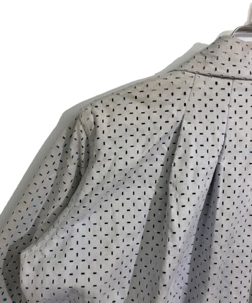 ISSEY MIYAKE（イッセイミヤケ）ISSEY MIYAKE (イッセイミヤケ) カットワークデザインプリーツコート グレー サイズ:2の古着・服飾アイテム
