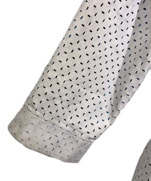 ISSEY MIYAKE（イッセイミヤケ）ISSEY MIYAKE (イッセイミヤケ) カットワークデザインプリーツコート グレー サイズ:2の古着・服飾アイテム