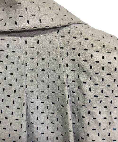 ISSEY MIYAKE（イッセイミヤケ）ISSEY MIYAKE (イッセイミヤケ) カットワークデザインプリーツコート グレー サイズ:2の古着・服飾アイテム