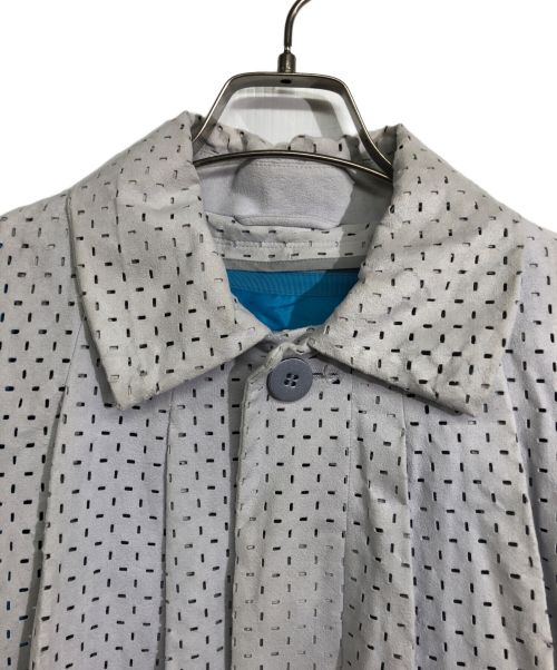 ISSEY MIYAKE（イッセイミヤケ）ISSEY MIYAKE (イッセイミヤケ) カットワークデザインプリーツコート グレー サイズ:2の古着・服飾アイテム