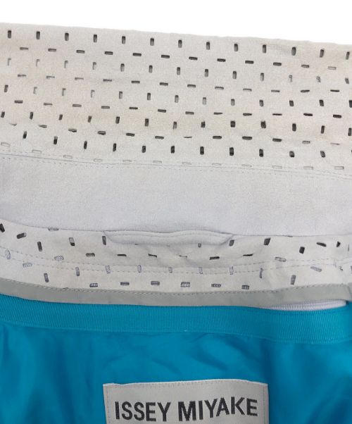 ISSEY MIYAKE（イッセイミヤケ）ISSEY MIYAKE (イッセイミヤケ) カットワークデザインプリーツコート グレー サイズ:2の古着・服飾アイテム
