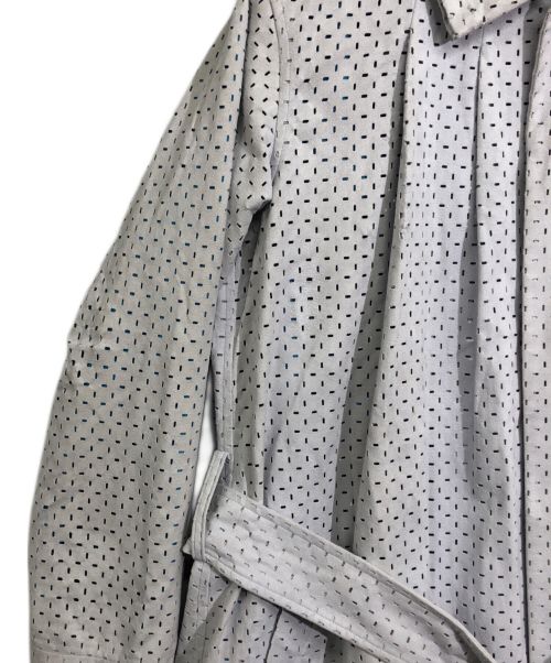 ISSEY MIYAKE（イッセイミヤケ）ISSEY MIYAKE (イッセイミヤケ) カットワークデザインプリーツコート グレー サイズ:2の古着・服飾アイテム