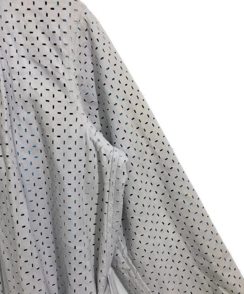 ISSEY MIYAKE（イッセイミヤケ）ISSEY MIYAKE (イッセイミヤケ) カットワークデザインプリーツコート グレー サイズ:2の古着・服飾アイテム