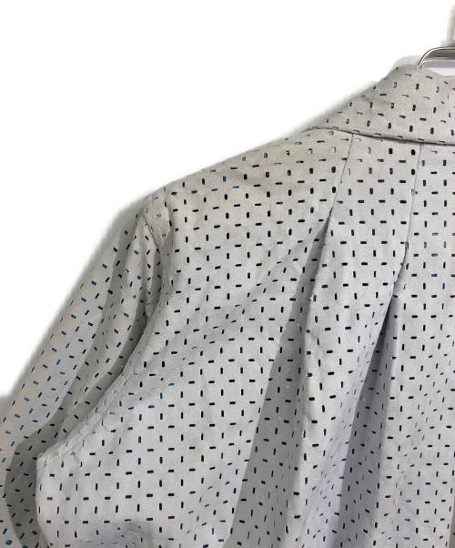 ISSEY MIYAKE（イッセイミヤケ）ISSEY MIYAKE (イッセイミヤケ) カットワークデザインプリーツコート グレー サイズ:2の古着・服飾アイテム