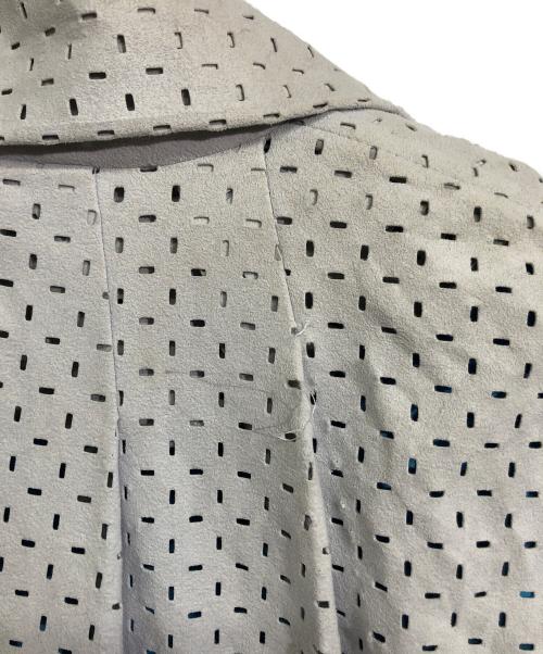 ISSEY MIYAKE（イッセイミヤケ）ISSEY MIYAKE (イッセイミヤケ) カットワークデザインプリーツコート グレー サイズ:2の古着・服飾アイテム