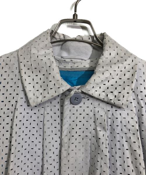 ISSEY MIYAKE（イッセイミヤケ）ISSEY MIYAKE (イッセイミヤケ) カットワークデザインプリーツコート グレー サイズ:2の古着・服飾アイテム