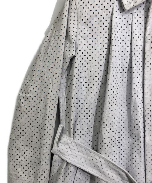 ISSEY MIYAKE（イッセイミヤケ）ISSEY MIYAKE (イッセイミヤケ) カットワークデザインプリーツコート グレー サイズ:2の古着・服飾アイテム