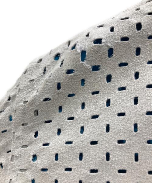 ISSEY MIYAKE（イッセイミヤケ）ISSEY MIYAKE (イッセイミヤケ) カットワークデザインプリーツコート グレー サイズ:2の古着・服飾アイテム