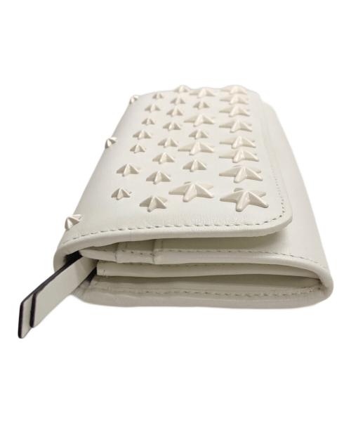 JIMMY CHOO（ジミーチュウ）JIMMY CHOO (ジミーチュウ) 二つ折りスタースタッズウォレット ホワイトの古着・服飾アイテム
