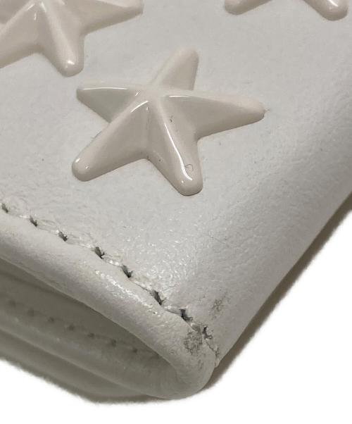 JIMMY CHOO（ジミーチュウ）JIMMY CHOO (ジミーチュウ) 二つ折りスタースタッズウォレット ホワイトの古着・服飾アイテム