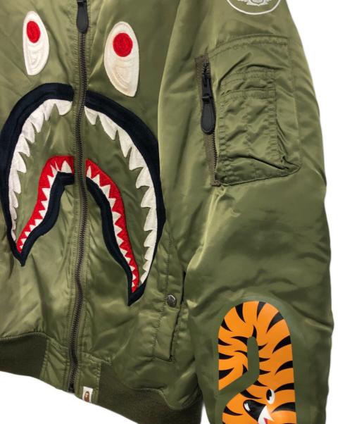 A BATHING APE（ア ベイシング エイプ）A BATHING APE (アベイシングエイプ) シャークボンバージャケット カーキ サイズ:Mの古着・服飾アイテム