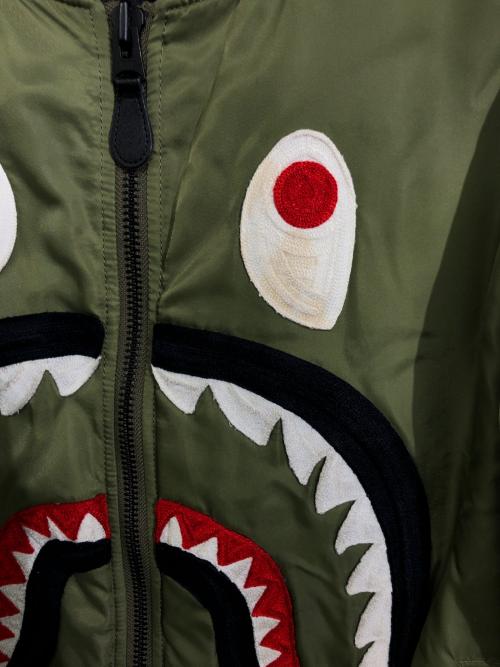 A BATHING APE（ア ベイシング エイプ）A BATHING APE (アベイシングエイプ) シャークボンバージャケット カーキ サイズ:Mの古着・服飾アイテム