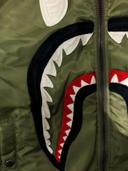 A BATHING APE（ア ベイシング エイプ）A BATHING APE (アベイシングエイプ) シャークボンバージャケット カーキ サイズ:Mの古着・服飾アイテム