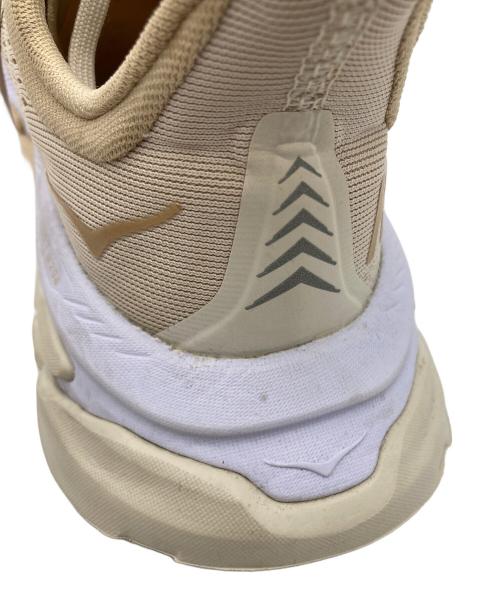 HOKA（ホカ）HOKA (ホカ) CLIFTON EDGE ベージュ サイズ:24の古着・服飾アイテム