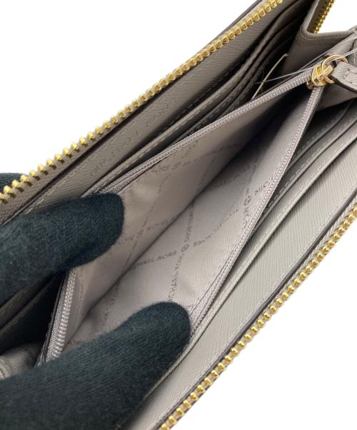 MICHAEL KORS（マイケル・コース）MICHAEL KORS (マイケルコース) ジェットセット トラベルウォレット グレーの古着・服飾アイテム