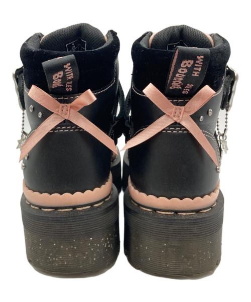 Dr.Martens（ドクターマーチン）Dr.Martens (ドクターマーチン) CAITIE ストラップ ブーツ ブラック×パウダーピンク サイズ:UK4の古着・服飾アイテム