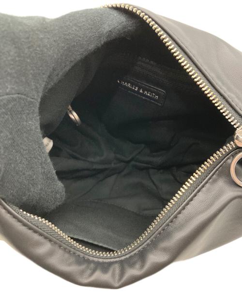 CHARLES & KEITH（チャールズアンドキース）CHARLES & KEITH (チャールズ＆キース) メイジー ルーシュドハンドルホーボーバッグ ブラックの古着・服飾アイテム