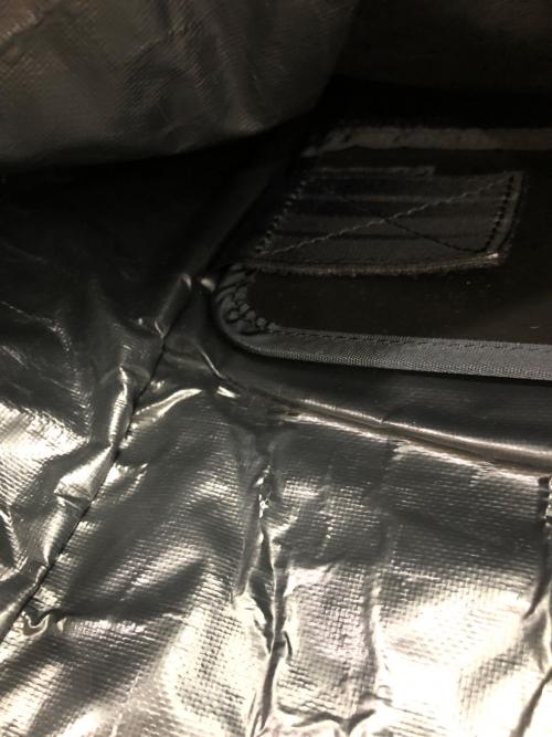 ISAMU KATAYAMA BACKLASH（イサムカタヤマ・バックラッシュ）ISAMU KATAYAMA BACKLASH (イサムカタヤマ・バックラッシュ) RESISTANT (レジスタント) BACK BONE (バックボーン) リュック ブラックの古着・服飾アイテム