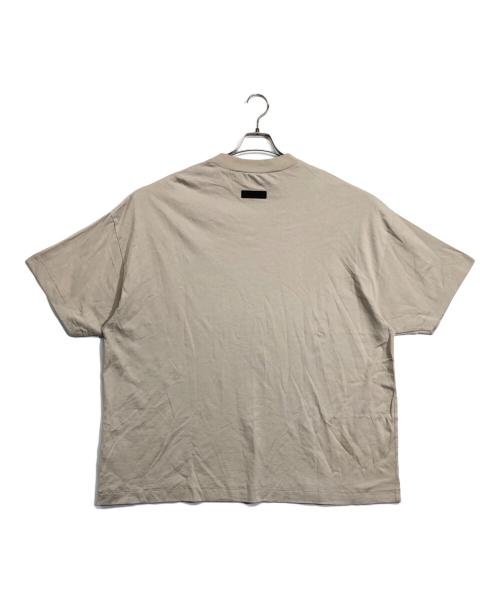 FOG ESSENTIALS（フィアオブゴッド エッセンシャル）FOG ESSENTIALS (フィアオブゴッド エッセンシャル) Tシャツ ベージュ サイズ:Mの古着・服飾アイテム