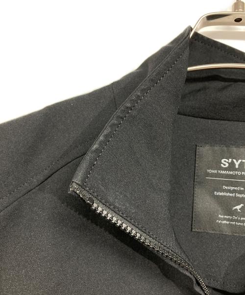 s'yte Yohji Yamamoto（サイト ヨウジヤマモト）S'YTE YOHJI YAMAMOTO (サイト ヨウジヤマモト) スタンドカラージップブルゾン ブラック サイズ:3の古着・服飾アイテム