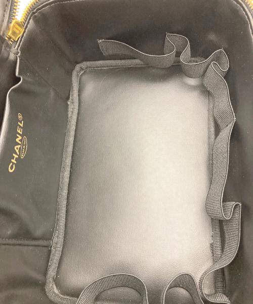 CHANEL（シャネル）CHANEL (シャネル) ココマークエナメルバニティバッグ ブラックの古着・服飾アイテム
