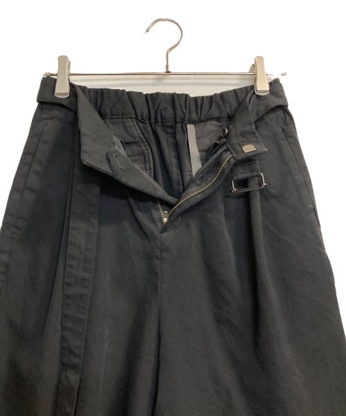 KAZUYUKI KUMAGAI ATTACHMENT（カズユキクマガイ アタッチメント）KAZUYUKI KUMAGAI ATTACHMENT (カズユキクマガイ アタッチメント) 60/2フランネラーナ高密度ギャバベルト付ワイドテーパードパンツ ブラック サイズ:1の古着・服飾アイテム