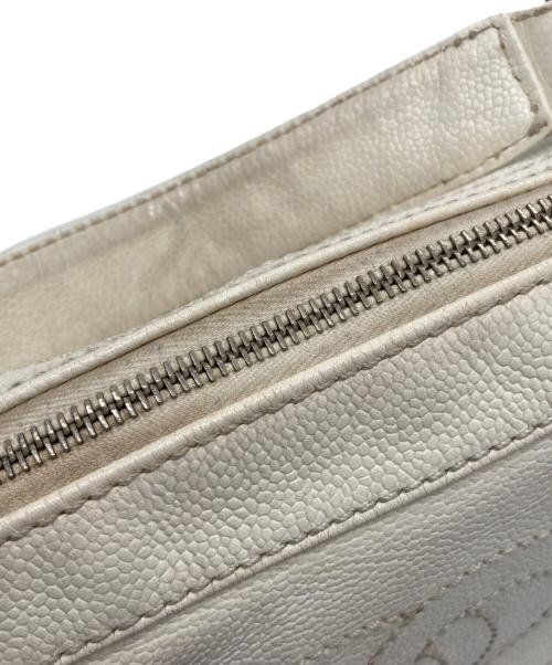 CHANEL（シャネル）CHANEL (シャネル) ウッドチェーンキャビアスキンハンドバッグ アイボリーの古着・服飾アイテム