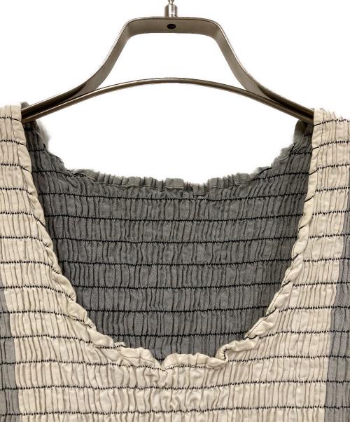 ISSEY MIYAKE（イッセイミヤケ）ISSEY MIYAKE (イッセイミヤケ) シャーリングモノクロパネルノースリーブ ホワイト×ブラック サイズ:2の古着・服飾アイテム