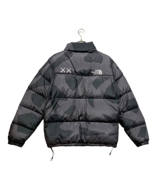 THE NORTH FACE（ザ ノース フェイス）THE NORTH FACE (ザ ノース フェイス) KAWS (カウズ) 1996コラボヌプシジャケット ブラック×グレー サイズ:XLの古着・服飾アイテム