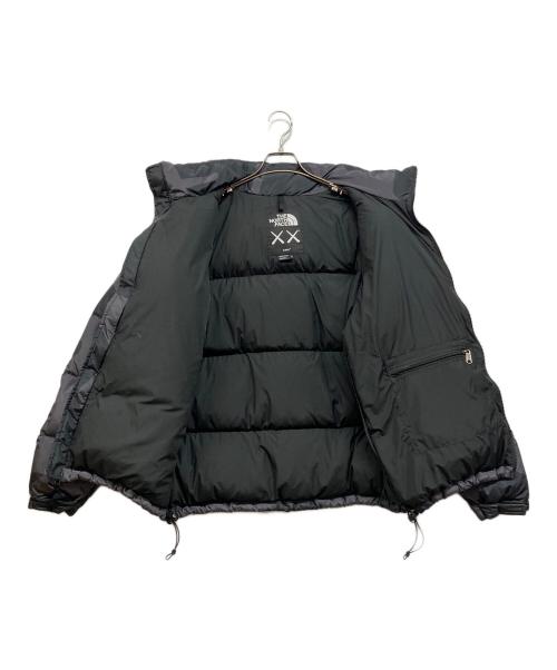 THE NORTH FACE（ザ ノース フェイス）THE NORTH FACE (ザ ノース フェイス) KAWS (カウズ) 1996コラボヌプシジャケット ブラック×グレー サイズ:XLの古着・服飾アイテム