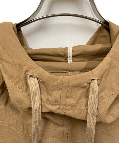 YSTRDY'S TMRRW（イエスタデイズトゥモロウ）YSTRDY'S TMRRW (イエスタデイズトゥモロウ) PRAIRIE HOODED PULLOVER NYLON TWILL ベージュ サイズ:Mの古着・服飾アイテム