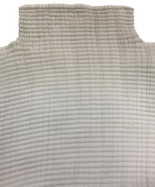 ISSEY MIYAKE FETE（イッセイミヤケフェット）ISSEY MIYAKE FETE (イッセイミヤケフェット) プリーツカットソー ホワイト サイズ:2の古着・服飾アイテム