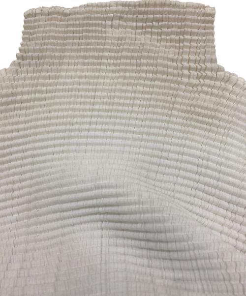 ISSEY MIYAKE FETE（イッセイミヤケフェット）ISSEY MIYAKE FETE (イッセイミヤケフェット) プリーツカットソー ホワイト サイズ:2の古着・服飾アイテム