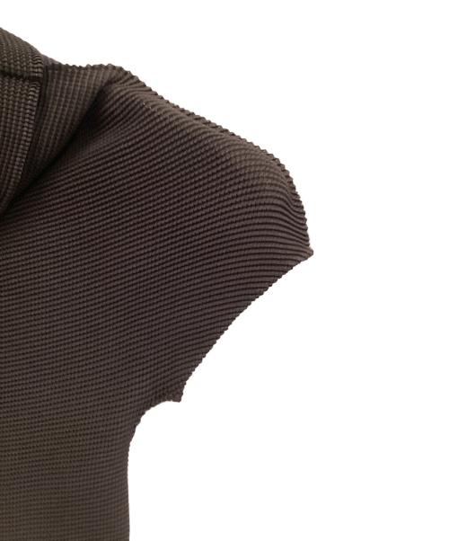 me ISSEY MIYAKE（ミーイッセイ ミヤケ）me ISSEY MIYAKE (ミーイッセイ ミヤケ) ワッフルプリーツカットソー ブラウン サイズ:Freeの古着・服飾アイテム