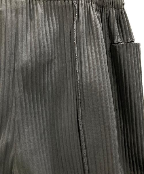 me ISSEY MIYAKE（ミーイッセイ ミヤケ）me ISSEY MIYAKE (ミーイッセイ ミヤケ) プリーツ クロップドワイドパンツ グレー サイズ:Freeの古着・服飾アイテム