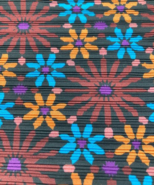 PLEATS PLEASE（プリーツプリーズ）PLEATS PLEASE (プリーツプリーズ) フラワープリント プリーツストール マルチカラーの古着・服飾アイテム