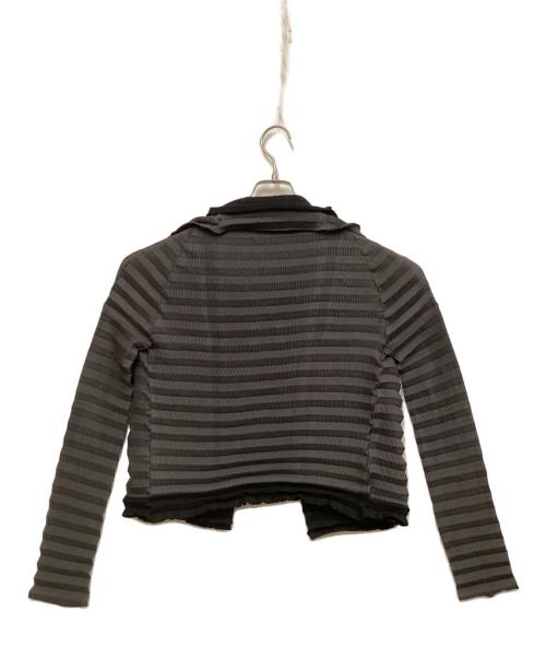 ISSEY MIYAKE FETE（イッセイミヤケフェット）ISSEY MIYAKE FETE (イッセイミヤケフェット) プリーツシャツ グレー×ブラック サイズ:2の古着・服飾アイテム