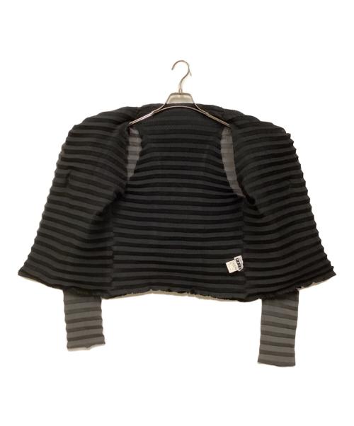 ISSEY MIYAKE FETE（イッセイミヤケフェット）ISSEY MIYAKE FETE (イッセイミヤケフェット) プリーツシャツ グレー×ブラック サイズ:2の古着・服飾アイテム