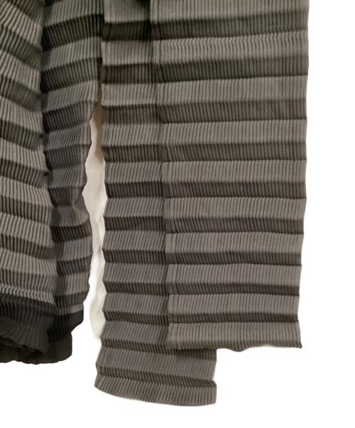 ISSEY MIYAKE FETE（イッセイミヤケフェット）ISSEY MIYAKE FETE (イッセイミヤケフェット) プリーツシャツ グレー×ブラック サイズ:2の古着・服飾アイテム