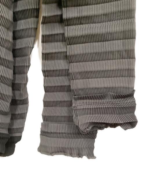 ISSEY MIYAKE FETE（イッセイミヤケフェット）ISSEY MIYAKE FETE (イッセイミヤケフェット) プリーツシャツ グレー×ブラック サイズ:2の古着・服飾アイテム