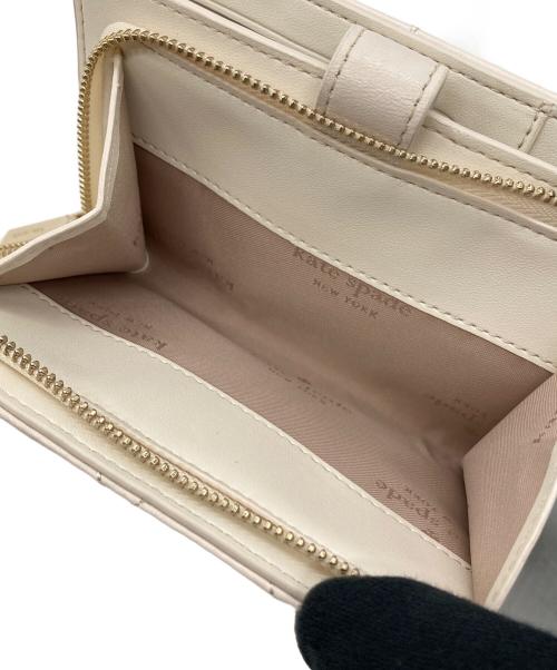 Kate Spade（ケイトスペード）Kate Spade (ケイトスペード) 2つ折り財布 ベージュの古着・服飾アイテム