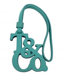 TIFFANY & Co.（ティファニー アンド コー）の古着「レザーロゴチャーム」｜ブルー